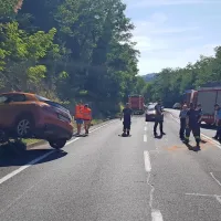 ... v drugi nesreči pa je eden od treh udeleženih z avtom končal na 
ograji.
