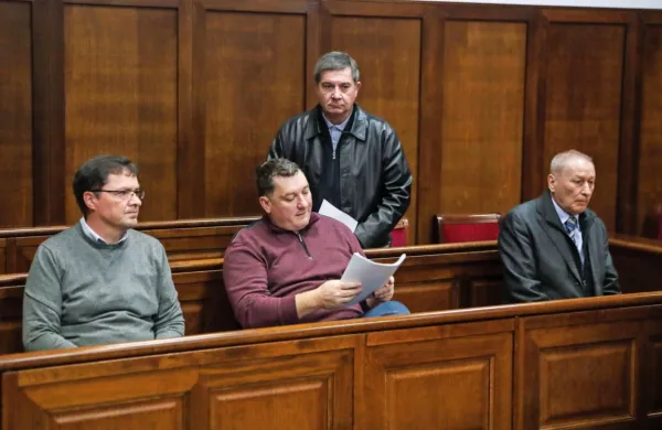 Sojenje  Robertu  Časarju  (na  sredini  v  drugi  vrsti),  Marjanu  Babiču,  
Milanu  Pučku in  Aldu  Babiču  (od  leve)  ter  Dietru  Kaasu  (ki mu 
sodijo  v  odsotnosti)  naj  bi  se  nadaljevalo  jeseni.    