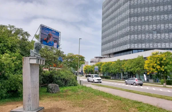 Spomenik prvemu slovenskemu letalcu Edvardu Rusjanu so 
postavili nasproti Eda centra in njemu posvečenemu spomeniku 
Ikarus Janeza Lenassija. Uradno ga bodo odkrili septembra. 