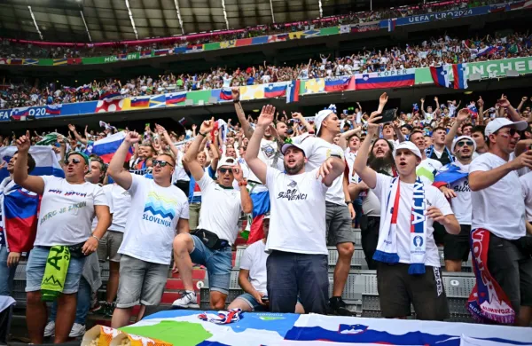 Za tekmo drugega kroga skupinskega dela, ki se je začela ob 15. 
uri, je samo na nogometnem stadionu München približno 20.000 
slovenskih ljubiteljev nogometa