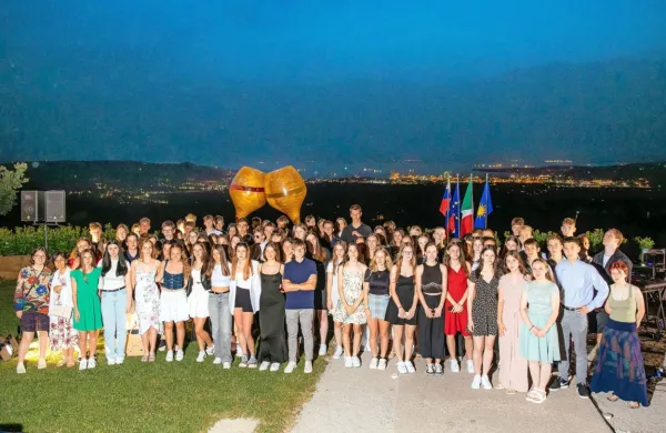 Župan koprske občine Aleš Bržan je včeraj v Marezigah sprejel 
najuspešnejše devetošolke in devetošolce. 