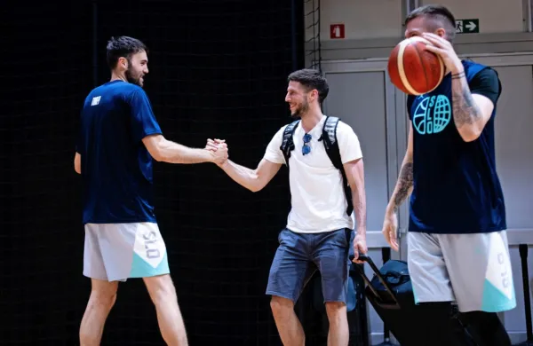 Aleksej Nikolić se je na trening vrnil med torkovim medijskim terminom. Levo je Mike Tobey.