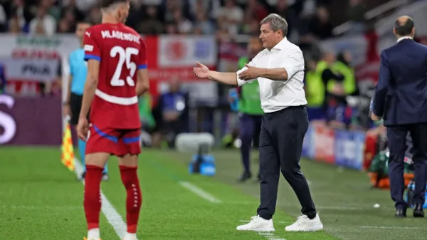 Srbski selektor Dragan Stojković (v beli srajci) bo po poškodbi 
Filipa Kostića bržkone aktiviral Filipa Mladenovića   (levo) od prve 
minute.  