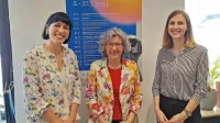 Letošnji Primorski poletni festival so predstavile producentka Martina Gamboz, predsednica Neva Zajc in 
predstavnica za stike z javnostmi Tjaša Likar, ki so se razveselile tudi nove podobe plakatov, za katero je 
poskrbela  izolska oblikovalka Mateja Tomažinčič (Riiba).