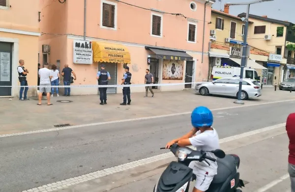 Domačini  so  presenečeni  in  zaskrbljeni  opazovali  številne  policijske  patrulje  v mestu,  ki  so  ustavljale  vozila  in  jih  pregledovale. 