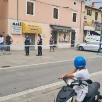   Moški je oropal menjalnico na Pristaniški ulici v Kopru.