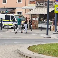 Domačini so presenečeni in zaskrbljeni opazovali številne policijske patrulje v mestu, ki so ustavljale vozila in jih pregledovale.  