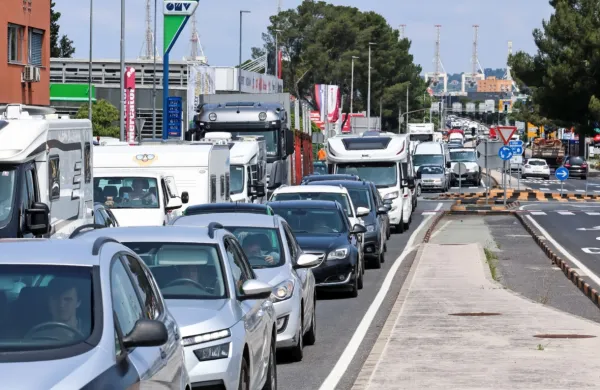 

Gneča  na cesti Dragonja-Šmarje-Koper v obe smeri je že stalnica.