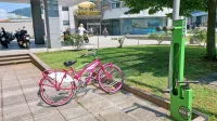 Servisne postaje so se dobro prijele, a so zaradi okvar in predvsem 
vandalizma zdaj neuporabne. KS išče rešitev, ki bo trajnejša, 
načrtuje pa tudi polnilnico za e-kolesa. 
