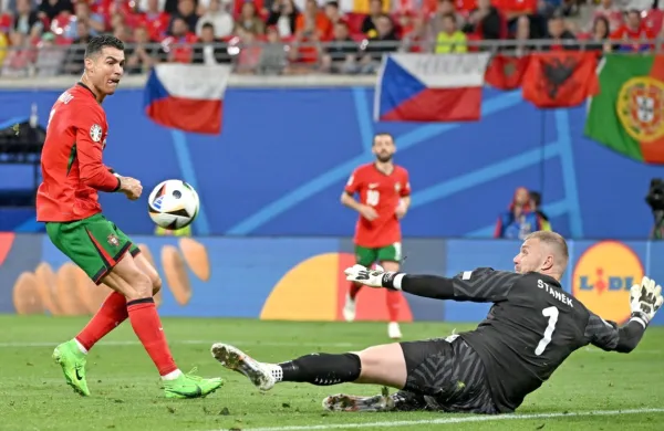Cristiano Ronaldo (levo)  kljub 39 letom še vedno ostaja grožnja za 
nasprotnikove vratarje. 