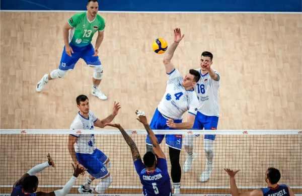 Med nosilci igre proti Kubi so bili (z leve) Jani Kovačič, Gregor 
Ropret, Jan Kozamernik (z žogo) in Klemen Čebulj.