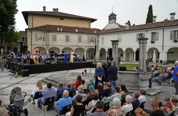 Nastopi slovensko-italijanskega orkestra GONG in še nekaterih 
drugih izvajalcev so navdušili prisotne. 