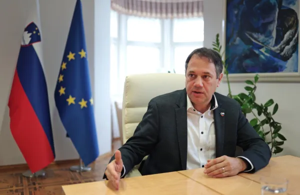 Podpredsednik vlade  in minister za Slovence v zamejstvu in po 
svetu Matej Arčon.