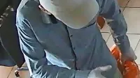 Koliko denarja je odnesel ropar - veteran v oranžni vrečki, še ni 
znano.