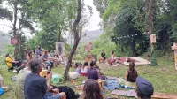 MuzeFüze oziroma Maja Bjelica in Katerina Kljun med izvedbo 
ljudske glasbe z vseh vetrov. 
