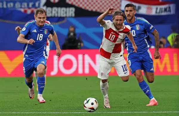 Luka Modrić (v sredini)  po tekmi z Italijo še ni rekel zadnje  o svojih  
reprezentančnih obetih.  