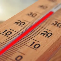 Temperatura zraka v delovnih prostorih  ne sme presegati 28 
stopinj Celzija.