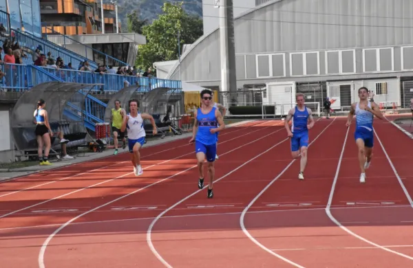Prvi zvezdnik prvenstva je bil članski reprezentant, prvak na 200 
m, Tolminec Andrej Skočir (z očali).