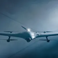 Brezpilotni letalski sistem SQA eVTOL, ki čez krila meri nekaj manj 
kot tri metre in tehta dvanajst kilogramov, združuje napredno 
aerodinamiko, kar omogoča visoko stopnjo avtonomije. 