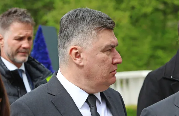 Hrvaški predsednik Zoran Milanović je danes potrdil, da se bo na 
predsedniških volitvah, ki bodo predvidoma konec leta, potegoval 
za drugi mandat.