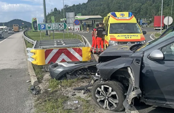 Namesto uvoza na počivališče Ravbarkomanda je dvakrat omamljen voznik zapeljal naravnost v naletni meh.