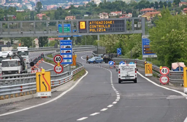 Na sled kriminalni združbi so preiskovalci prišli aprila, ko so na 
meji s Slovenijo med rutinsko kontrolo ustavili kitajskega državljana. 