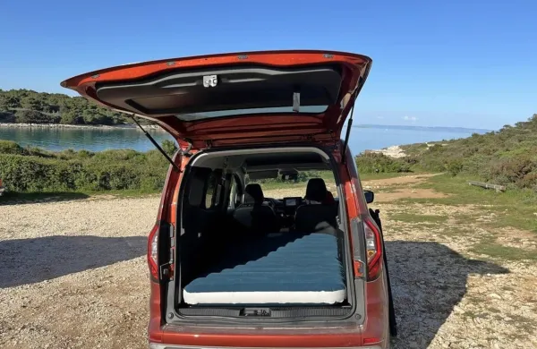 V prtljažniku Renaultovega enoprostorca, če je naslon zadnje klopi 
preklopljen, si lahko uredimo tudi mesto za počitek.


