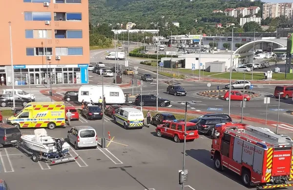 Koper: v kroži&scaron;ču zbil mopedistko in odpeljal