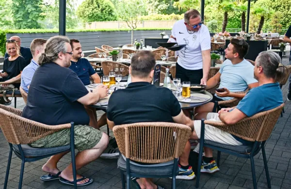 Selektor Matjaž Kek je v pravem poletnem vremenu spretno 
prinesel nekaj porcij testenin s piščancem in zelenjavo na vrt 
reprezentančnega hotela. 