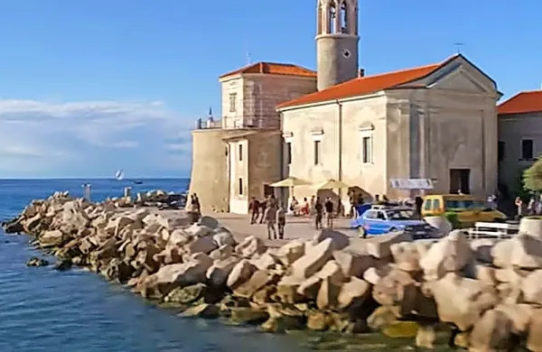 Prvi kader Pirana v videonapovedniku je pogled na Punto ...