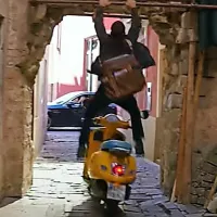 ... kmalu zatem pa sledijo vratolomne vožnje po ozkih piranskih 
ulicah in skoki čez strehe.