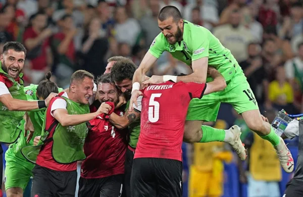 Gruzijsko veselje po zgodovinski zmagi nad Portugalci, ki se bodo 
v osmini finala pomerili s Slovenijo. 