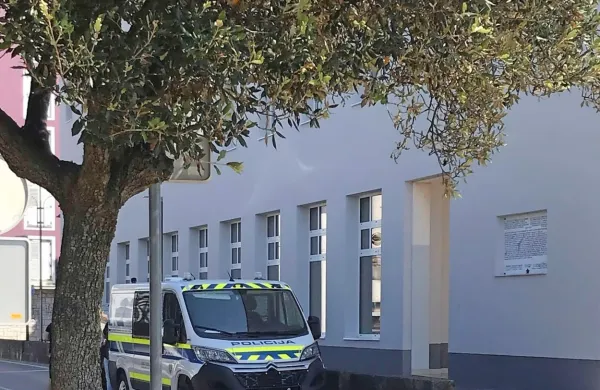 Policisti  so  včeraj  popoldne  v  Izoli pridržali  moškega  in žensko, 
osumljena  roparske  tatvine.  