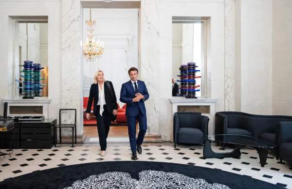 Marie Le Pen in Emanuel Macron sta v zadnjem desetletju glavna 
akterja francoske politike, tokrat pa oba pošiljata v ogenj mlada 
naslednika, premierja Gabriela Attala in Josepha Bardello. 