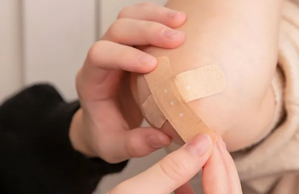 V paket prve pomoči sodijo tudi  sterilne obveze, gaze in  obliži.