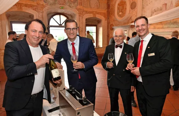 Vina Marjana Simčiča iz Ceglega so poskušali svetovni someljejski 
prvak Latvijec Raimonds Tomsons, častni predsednik društva 
Sommelier Slovenija Ivan Peršolja in sedanji predsednik Valentin 
Bufolin (z leve). 