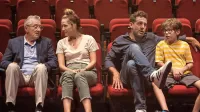 V filmu Ezra glavne vloge odigrajo (z desne): William Fitzgerald v 
naslovni  vlogi, njegovega očeta igra odlični Bobby Cannavale, 
mamo upodobi Rose Byrne, dedka pa legendarni Robert De Niro, 
ki se v vlogah ostarelih osornežev očitno odlično počuti. 

