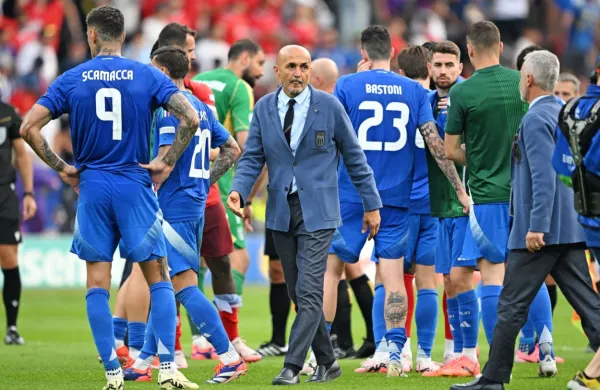 Italijanska reprezentanca s selektorjem Lucianom Spallettijem (v sredini)  razočarano zapušča evropsko prvenstvo. 