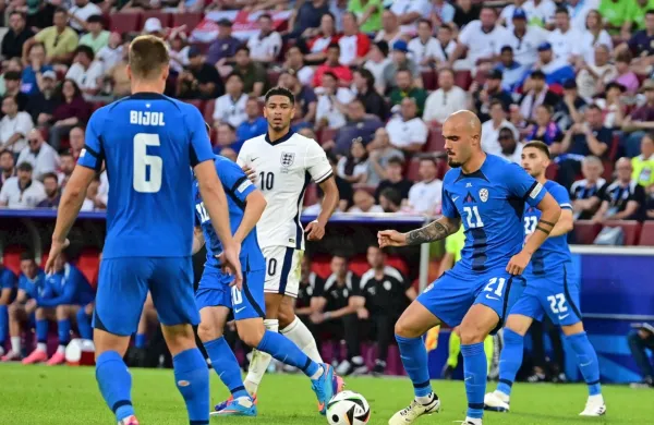 Jaka Bijol (levo) in Vanja Drkušić (v ospredju desno) sta ustavila 
Juda Belllinghama  (v belem) in angleške soigralce. Lahko nocoj s 
slovensko reprezentanco prekrižata račune tudi Portugalcem? 