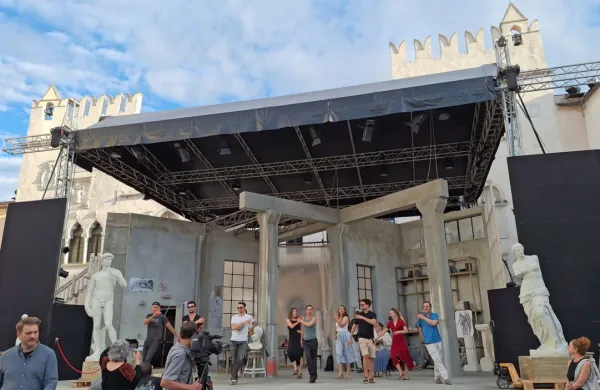 Primorski poletni festival odprla osvežena klasika Mnogo hrupa za nič