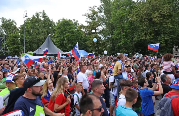 Množica navijačev sinoči na Kongresnem trgu v pričakovanju 
Kekovih izbrancev.