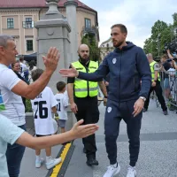 Jan Oblak, kapetan izbrane vrste pozdravlja navijače.