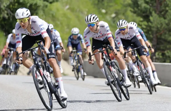 Pogačar tako na Galibieru kot na spustu do cilja strl tekmece