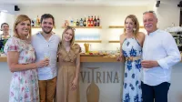 Na fotografiji z otvoritve Vitrine so z leve: Karmen in Matej Hrvatin, 
Gaja Ujhazi ter Katarina in Fabio Hrvatin.