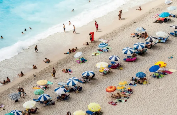  Proti nelegalno postavljenim ležalnikom in gostinskim lokalom na 
plažah se letos v Grčiji borijo z droni, satelitskimi posnetki in 
aplikacijo.