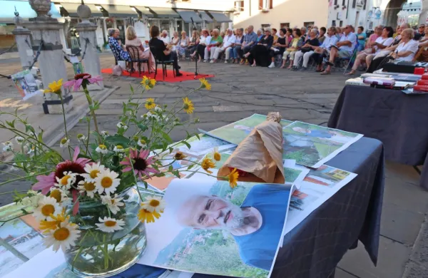  Pogovor o zadnji zbirki zgodb Marjana Tomšiča je na Mudo privabil 
številno občinstvo. 