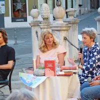 O zadnji knjigi Marjana Tomšiča  so se pogovarjali trije slovenistični kolegi in pisateljevi sopotniki (z desne): 
Andraž Gombač, Jasna Čebron in dr. Vesna Mikolič,  zgodbe pa je prebiral pesnik Vid Karlovšek. 