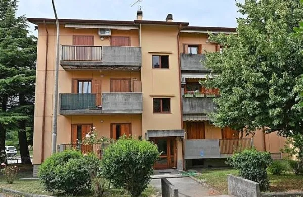 V  nedeljo popoldne  je  45-letnik  med  prepirom  padel  z  balkona  
stavbe  v  Ulici Papaveri.