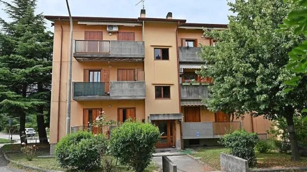 V  nedeljo popoldne  je  45-letnik  med  prepirom  padel  z  balkona  
stavbe  v  Ulici Papaveri.