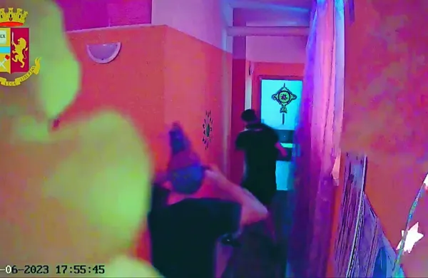 Osumljeni  ropar, ki naj  bi na Goriškem   brutalno pretepel    kitajsko  državljanko, naj  bi lani poleti  sodeloval  
tudi  pri  petih ropih kitajskih masažnih salonov  na  območju  Furlanije.    